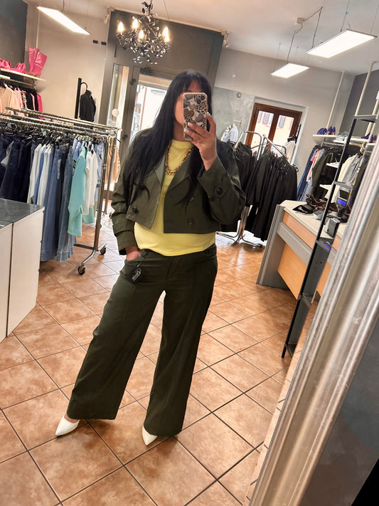 trench corto verde militare indossato con una t-shirt gialla
